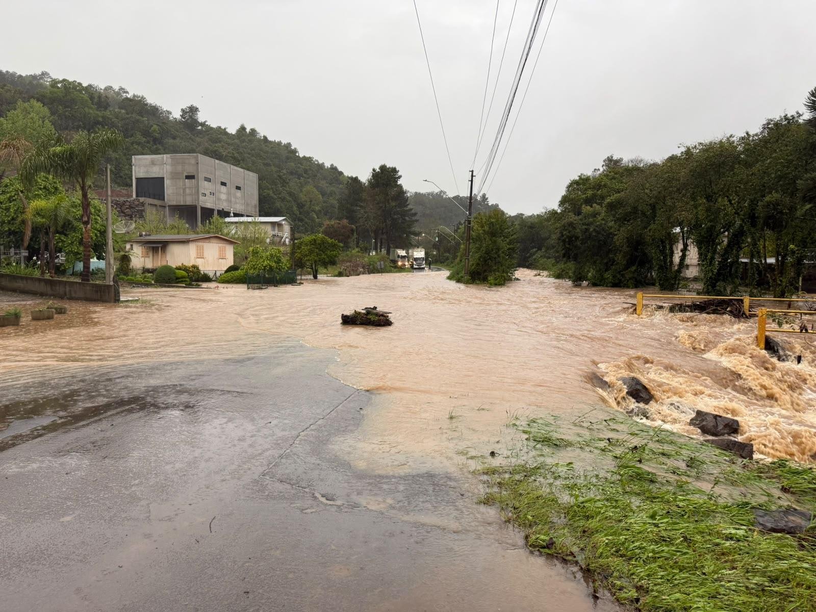 Mais de 70 mil&iacute;metros de chuva ca&iacute;ram na regi&atilde;o nas primeiras horas da manh&atilde;