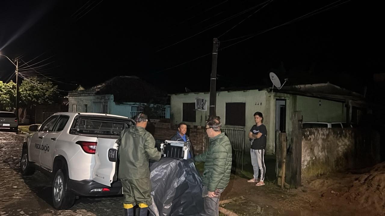 Lonas foram entregues ainda  durante a madrugada
