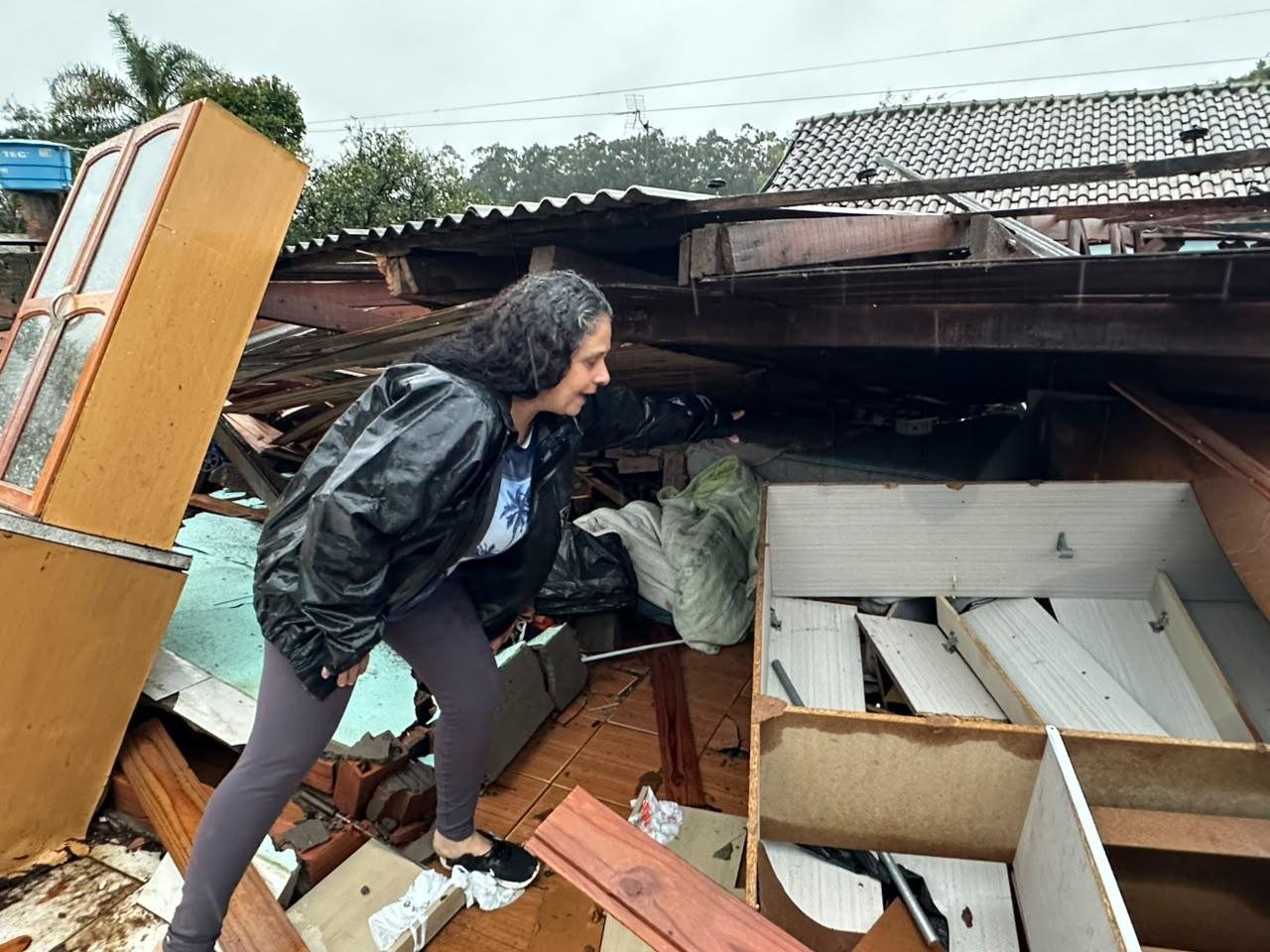 Dionara Viegas de Aguiar, 48 anos, segurou parte da estrutura da casa para evitar que ca&iacute;sse em cima do seu filho