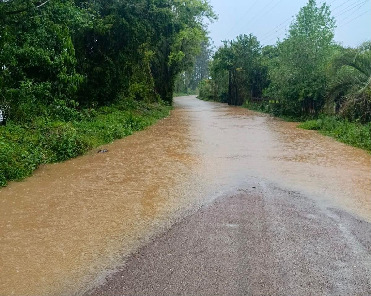 Com a eleva&ccedil;&atilde;o do n&iacute;vel do Rio Padilha, moradores precisam utilizar o acesso pelo lado da Linha Caloni para sair do distrito