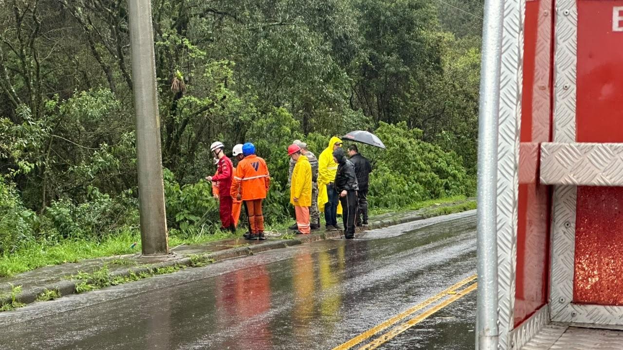 Equipes de bombeiros fazem buscas por um homem que desapareceu ao tentar desentupir um bueiro em Caxias do Sul
