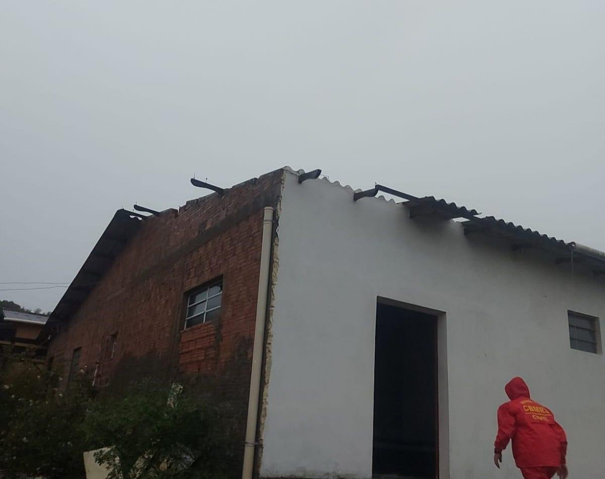 Casa ficou destelhada em Santo Ant&ocirc;nio da Patrulha
