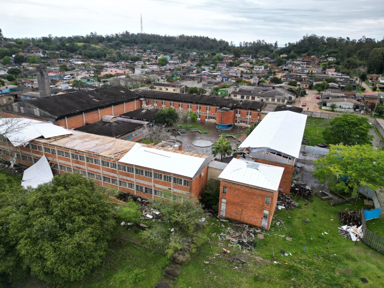 A Escola Estadual de Ensino M&eacute;dio Vereador Jos&eacute; Ad&atilde;o de Assis Barbosa (CIEP)precisou ter as atividades suspensas ap&oacute;s o destelhamento ocorrido na madrugada