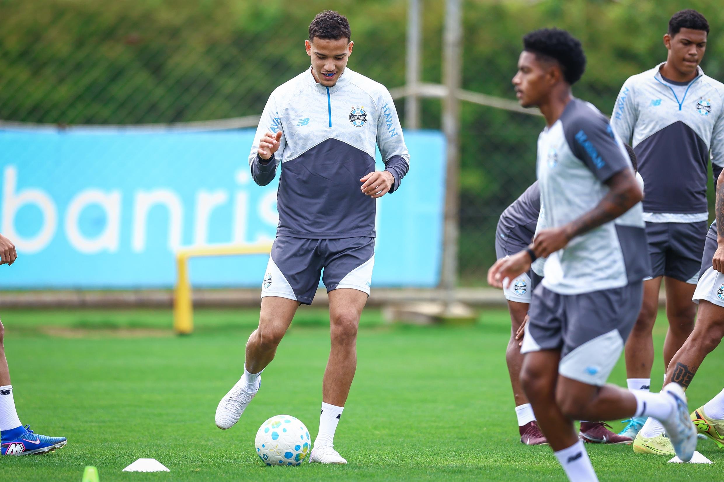 Gustavo Martins est&aacute; fora diante do Remo