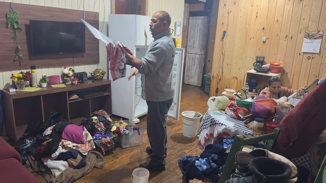 Alo&iacute;sio de Jesus, 57 anos, passou a tarde ajudando a limpar a casa da m&atilde;e, de 87 anos