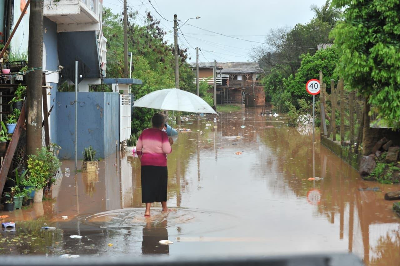 Rio Ca&iacute; volta a subir ap&oacute;s fortes chuvas