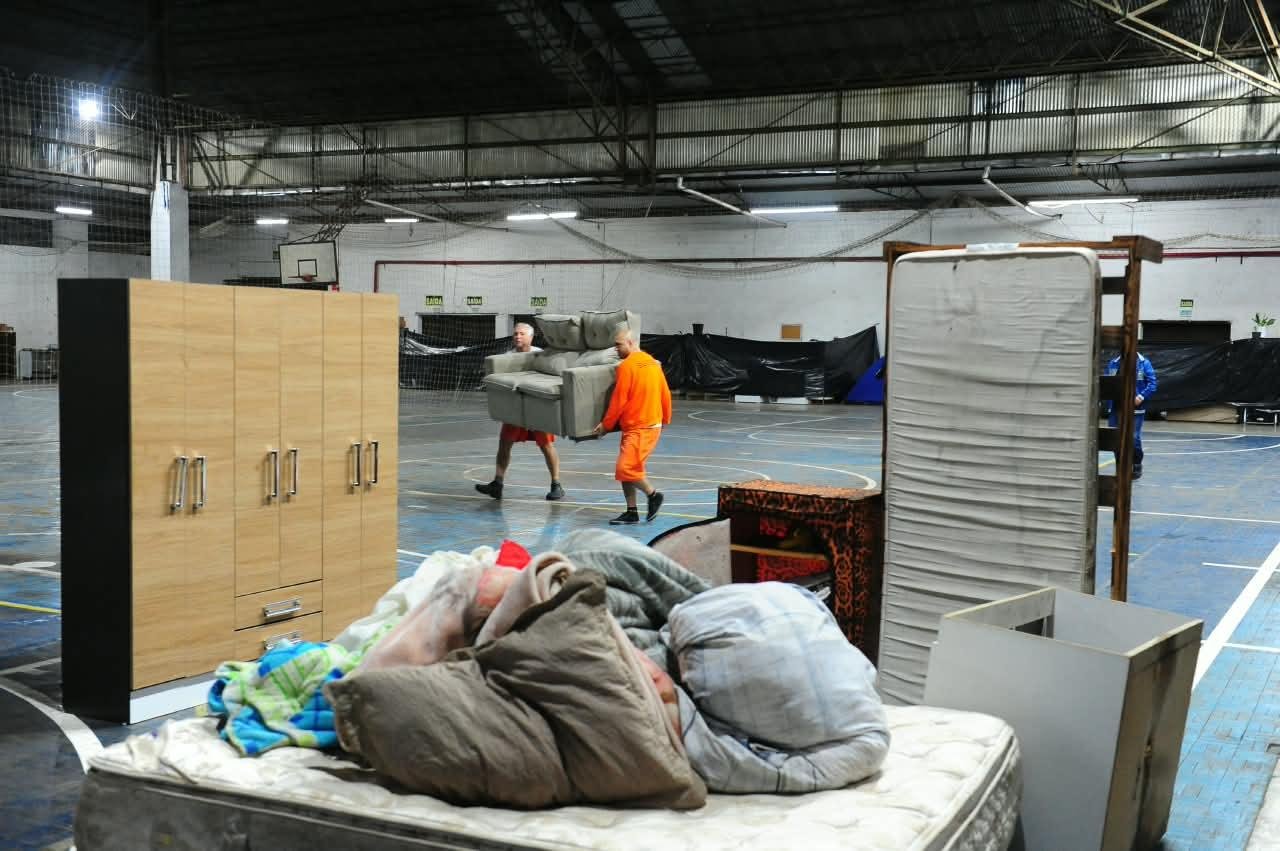 M&oacute;veis e pertences dos desalojados chegam ao pavilh&atilde;o 1 do abrigo