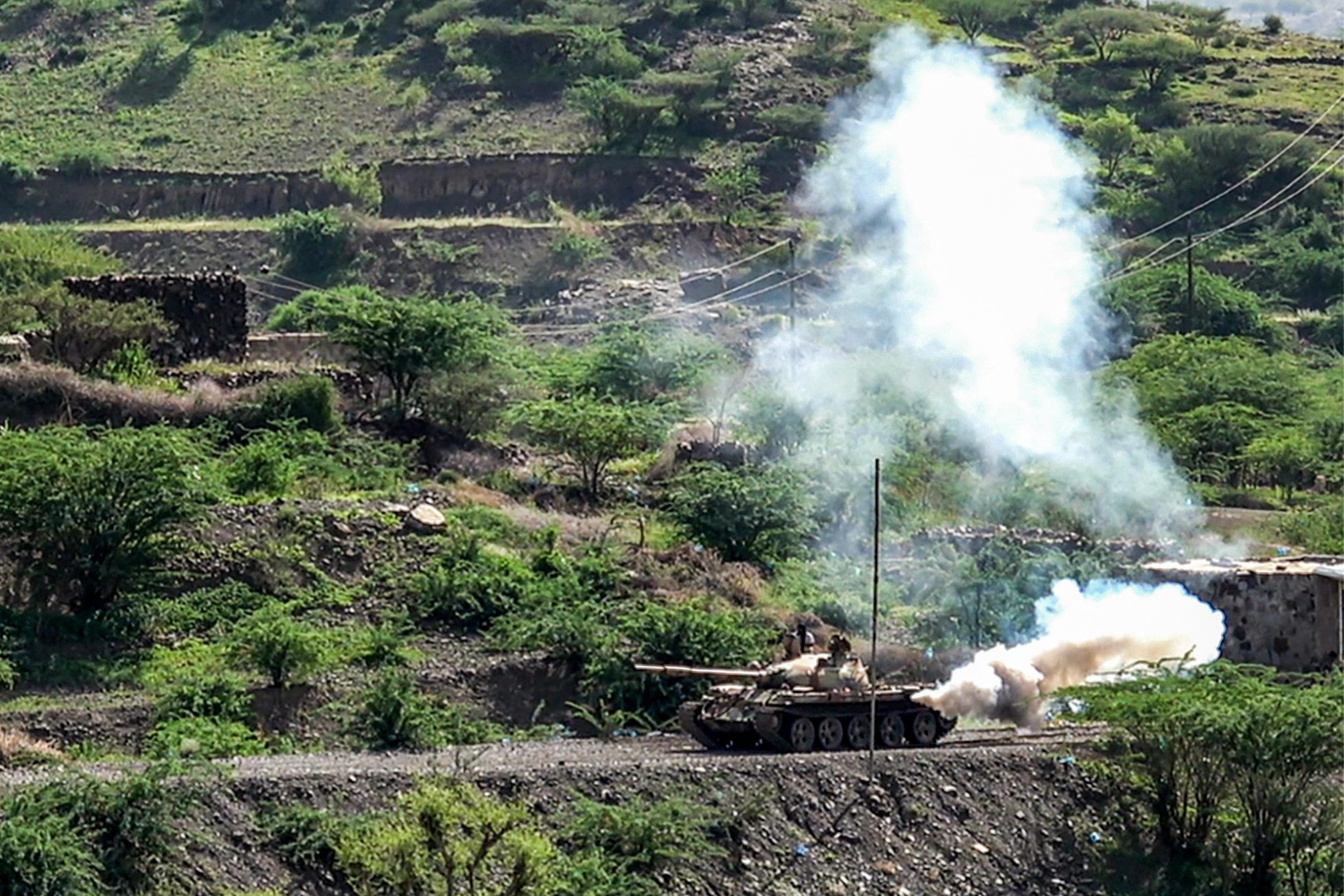Tanque avan&ccedil;a em &aacute;rea de conflito dos rebeldes contra sauditas