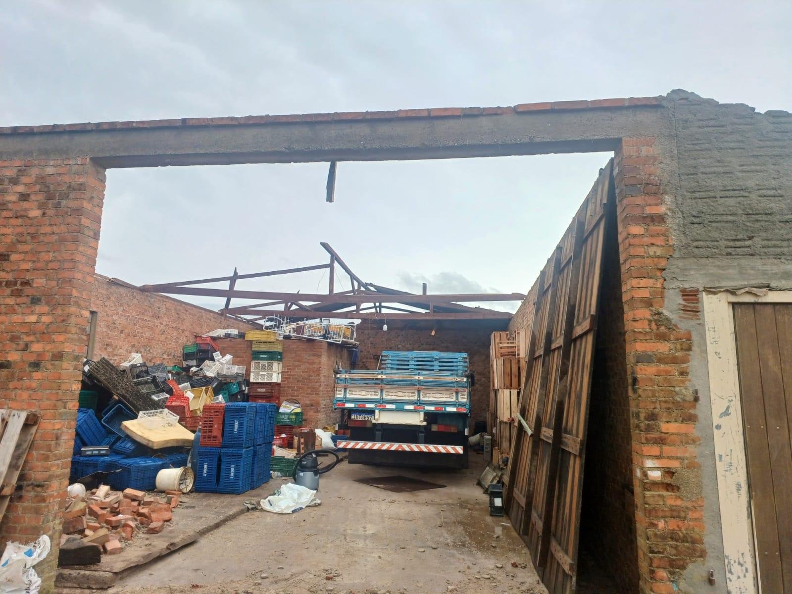 A cidade registrou centenas de destelhamentos em v&aacute;rios bairros