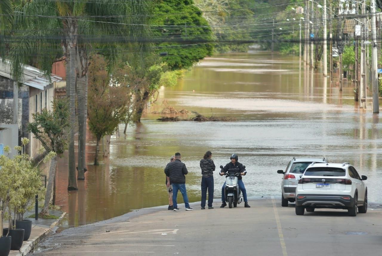 Defesa Civil de S&atilde;o Sebasti&atilde;o do Ca&iacute; n&atilde;o estima, por enquanto, quando o rio Ca&iacute; dever&aacute; retornar ao leito