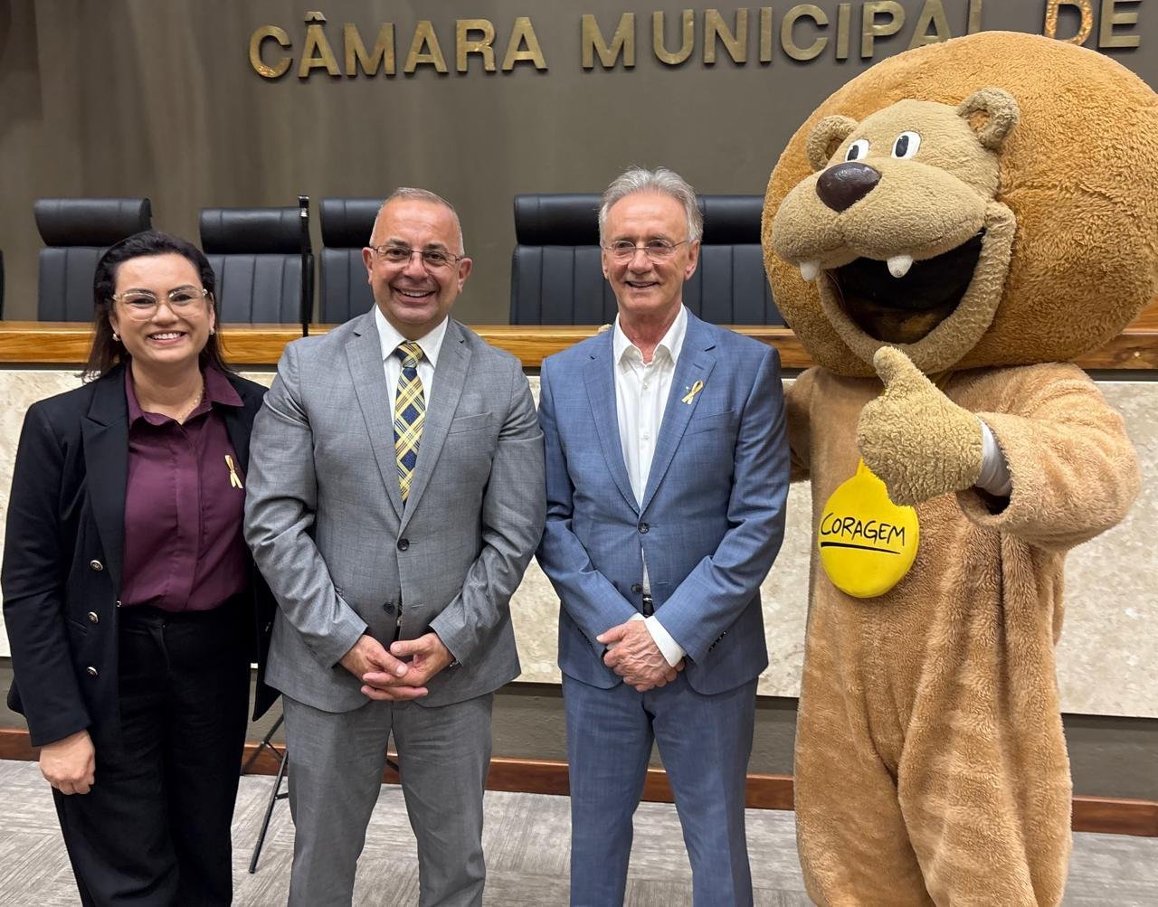 Val&eacute;ria Foletto com Carlo Carotenuto, Algemir Brunetto e a mascote do ICI, em tarde de homenagem ao instituto na C&acirc;mara de Vereadores de Porto Alegre