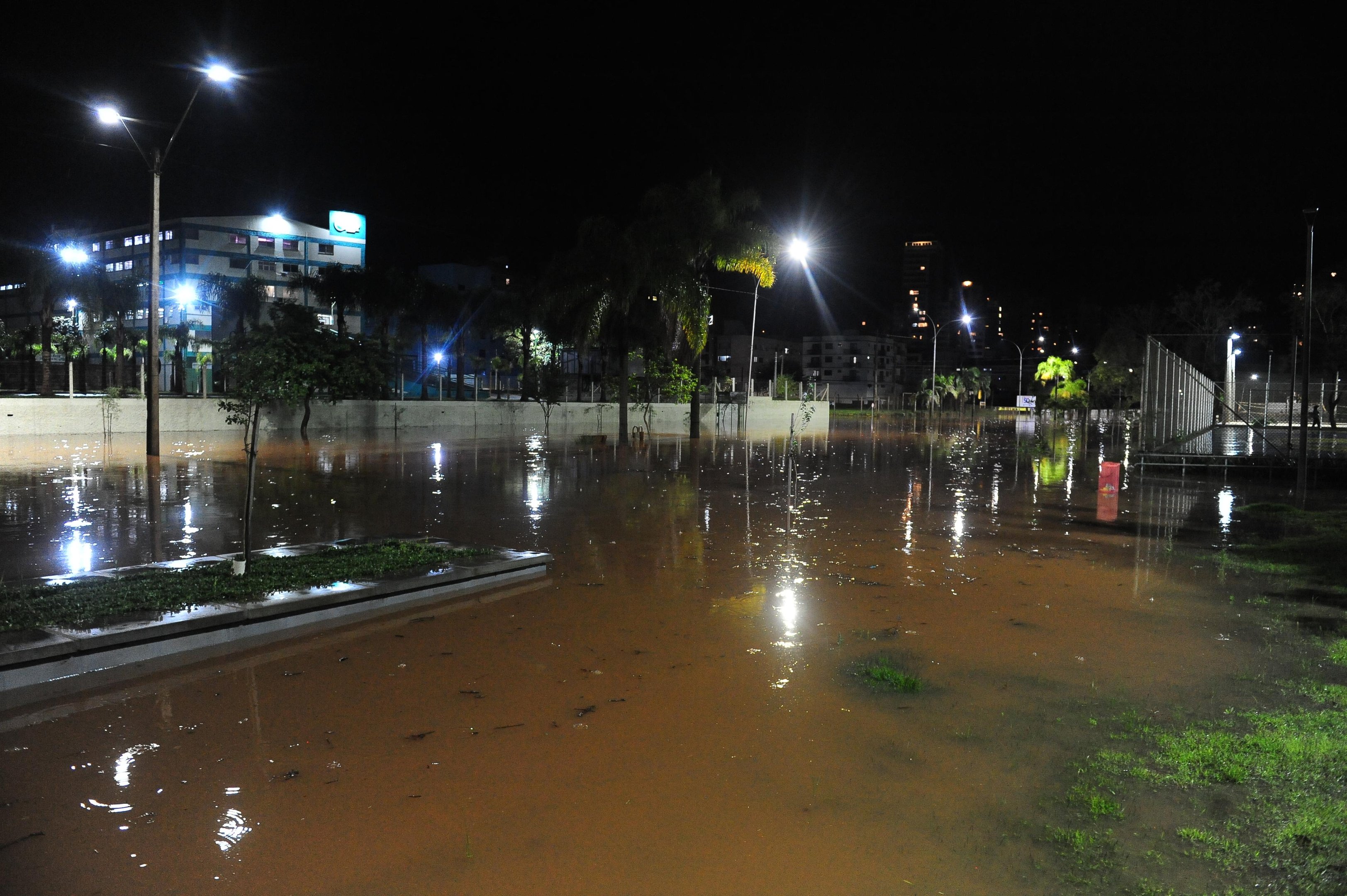 A r&eacute;gua do Porto de Estrela marcava 24,43 metros &agrave;s 12h30, alta de 7 cent&iacute;metros na &uacute;ltima hora