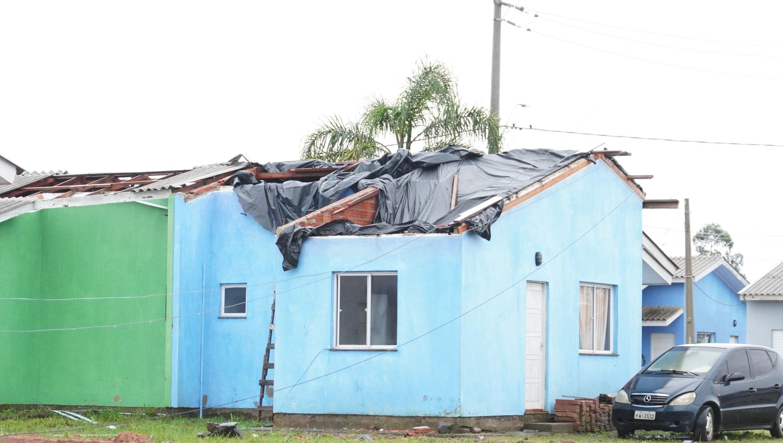 Defesa Civil contabiliza ao menos 500 resid&ecirc;ncias afetadas e cinco casas totalmente destru&iacute;das