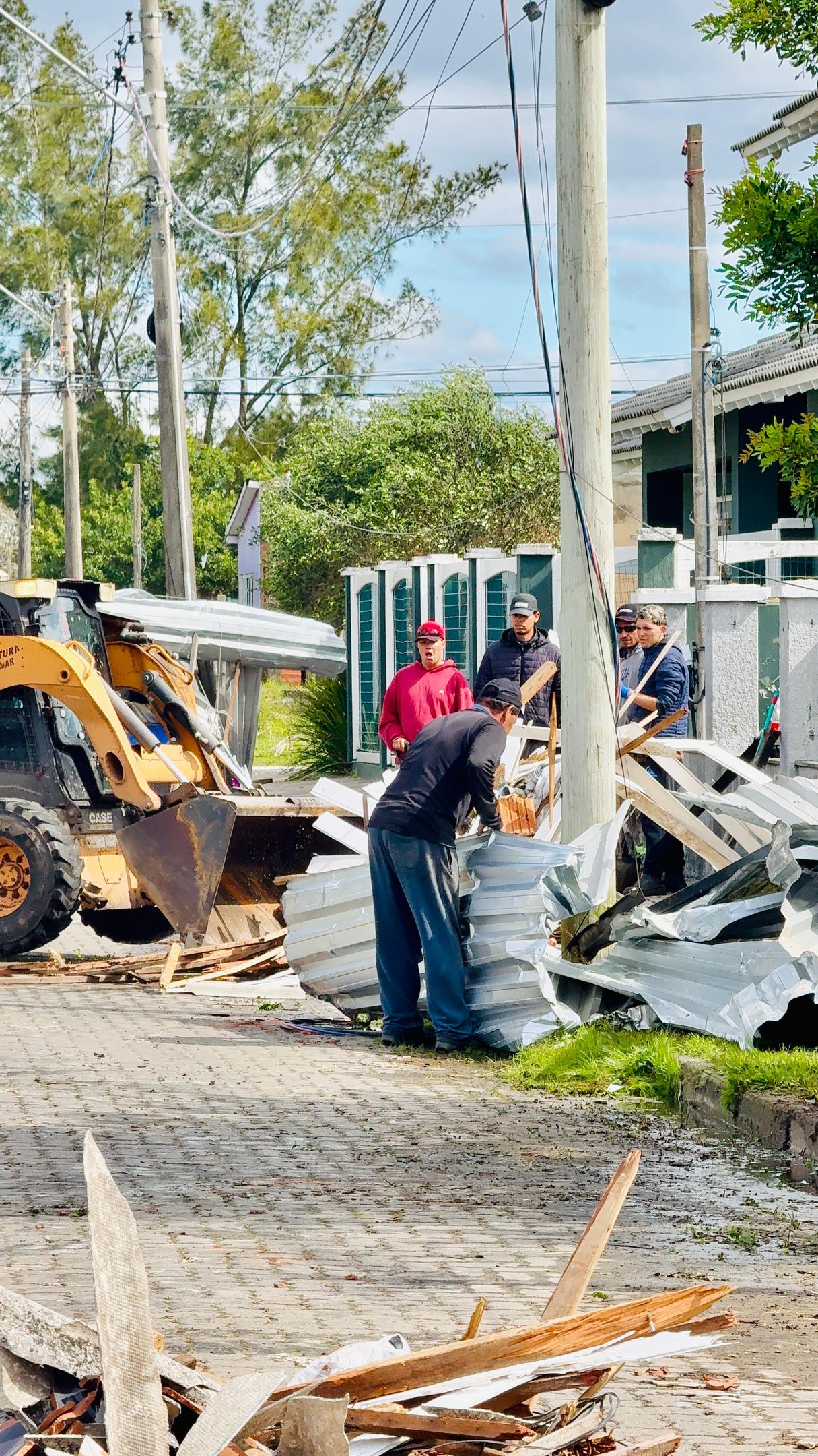 No baln&eacute;ario Rainha do Mar, em Xangri-L&aacute;, a prefeitura contabilizou mais de 100 resid&ecirc;ncias destelhadas