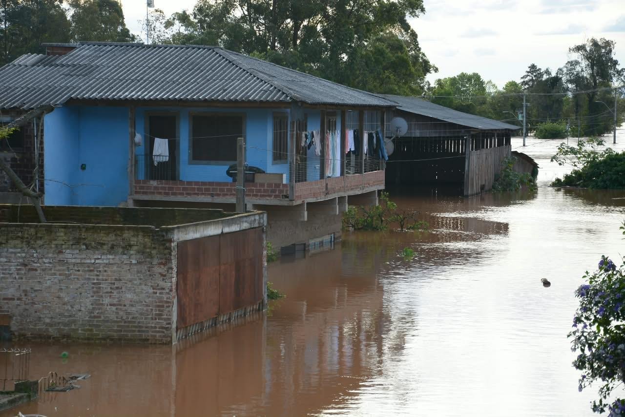 Nas partes mais baixas do Centro de Bom Retiro do Sul, a &aacute;gua do Rio Taquari ocupou diversas ruas e atingiu dezenas de casas