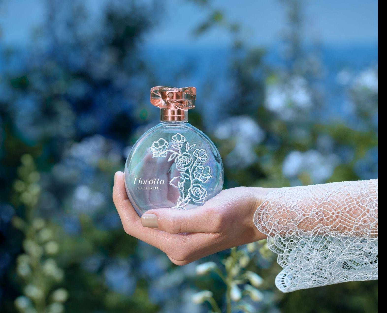 Floratta Blue Crystal foi criado pelo perfumista Christian Alori e combina gard&ecirc;nia, rosa, alecrim e musk em uma fragr&acirc;ncia floral alde&iacute;dica