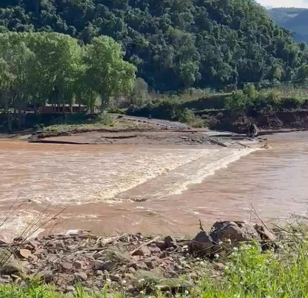 Ponte entre Bento Gon&ccedil;alves e Cotipor&atilde; teve parte levada pela for&ccedil;a da correnteza do rio das Antas
