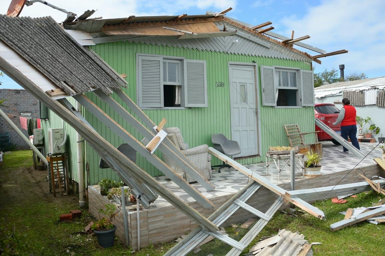 Casa de Fabiane Rodrigues Moller, de 55 anos, onde mora h&aacute; 20 anos, teve o telhado arrancado pela for&ccedil;a do vento