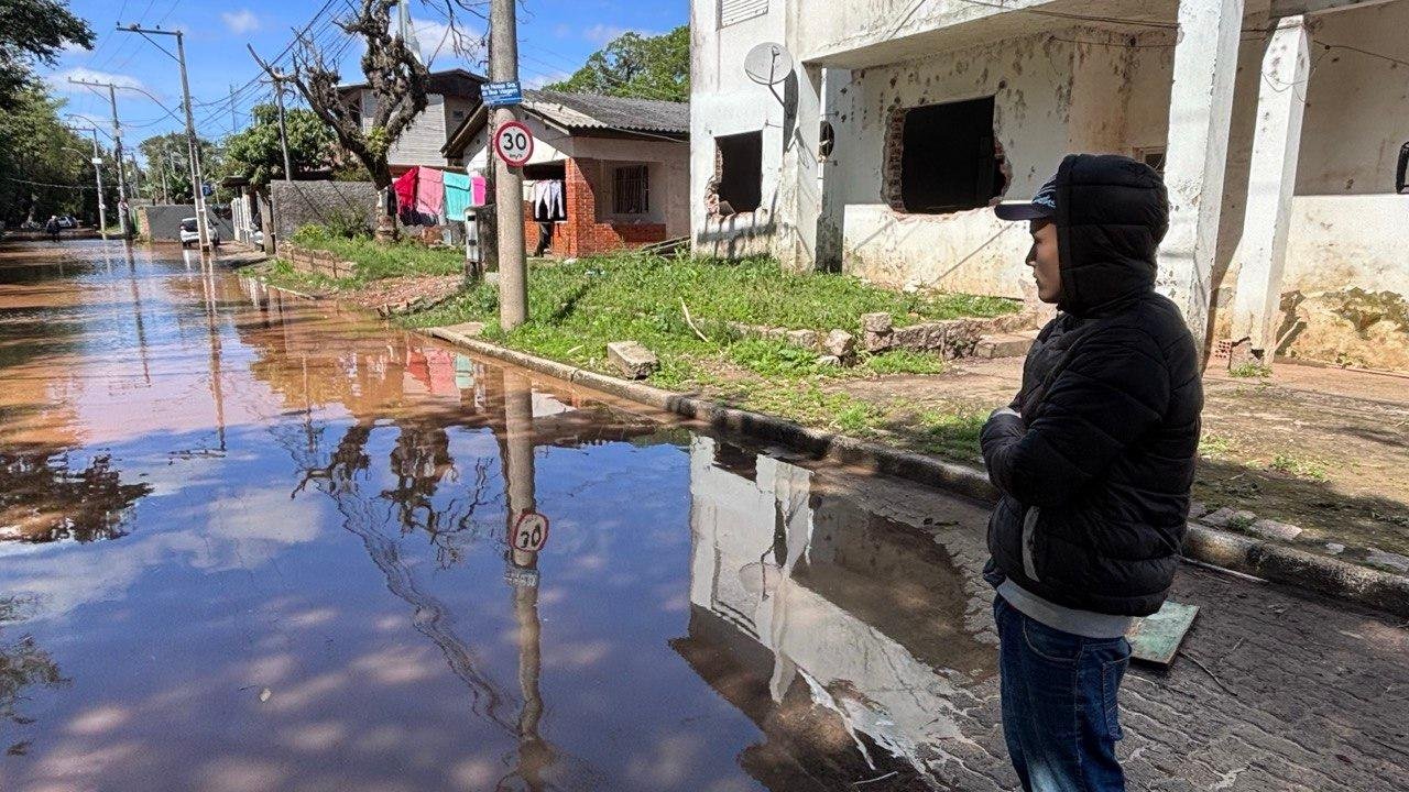 Fernando foi um dos moradores que observavam o avan&ccedil;o das &aacute;guas nesta quarta