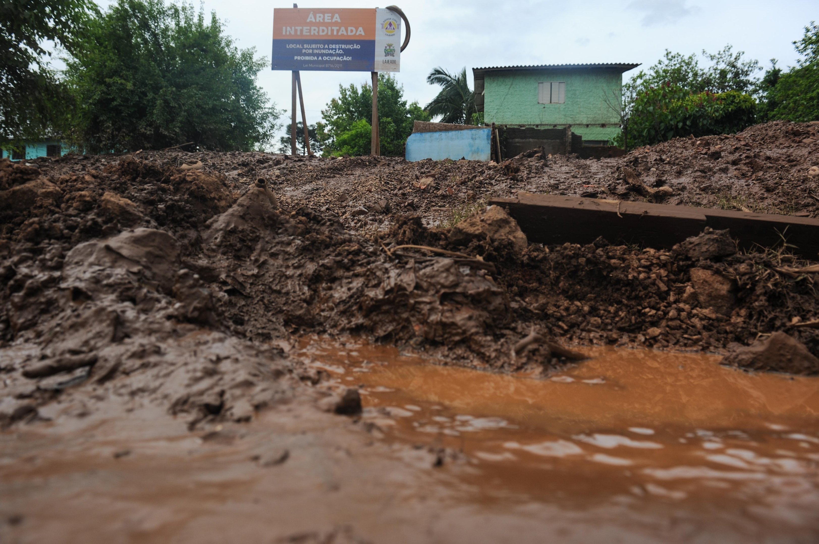 Rio Taquari recua e moradores retomam a rotina em meio &agrave; lama