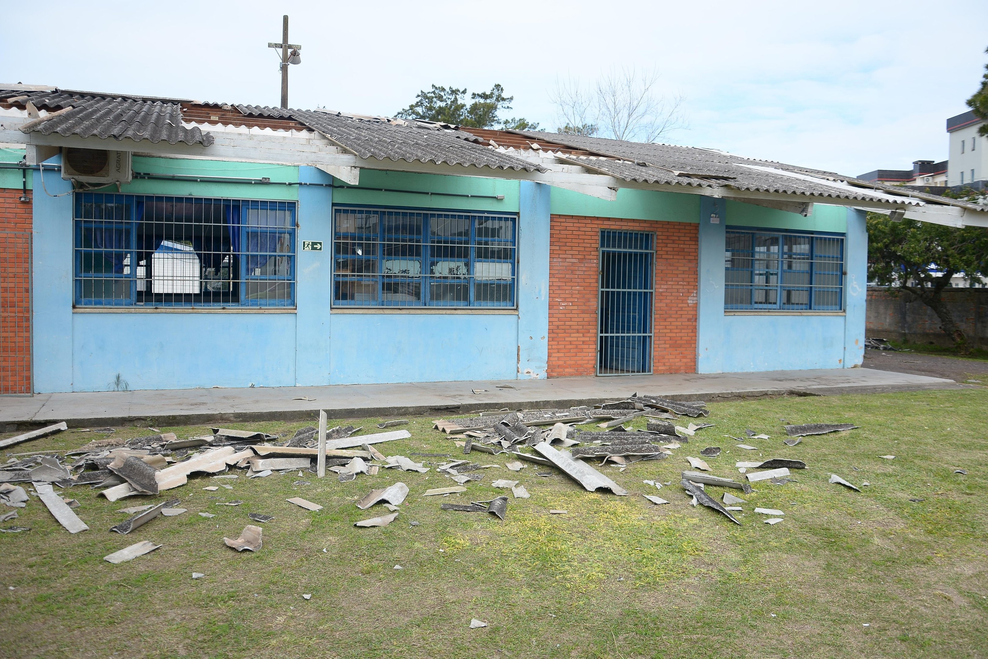 Temporal da madrugada do dia 21 de setembro tamb&eacute;m causou destelhamento no Instituto Estadual Riachuelo, em Cap&atilde;o da Canoa