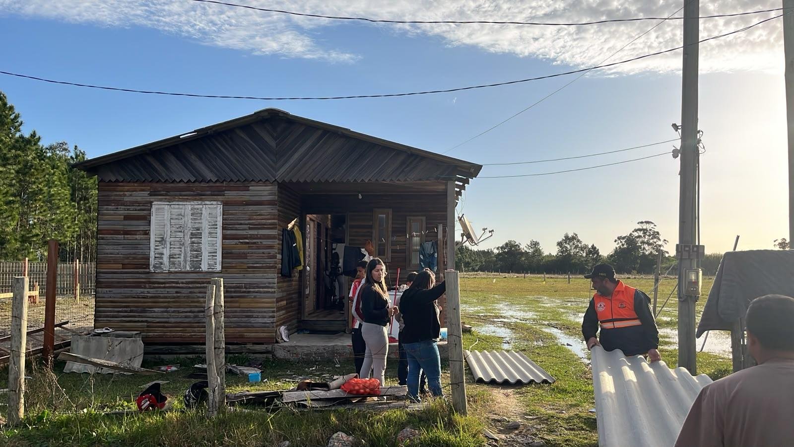 Nesta quarta-feira, a prefeitura segue realizando a entrega de telhas
