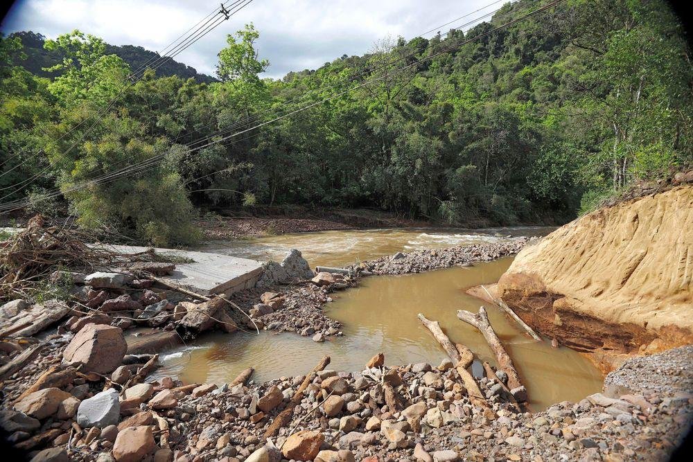 Estrada do Imigrante, pr&oacute;ximo &agrave; liga&ccedil;&atilde;o com a Estrada Municipal do Vinho, segue totalmente bloqueada em fun&ccedil;&atilde;o de uma ponte que ficou submersa