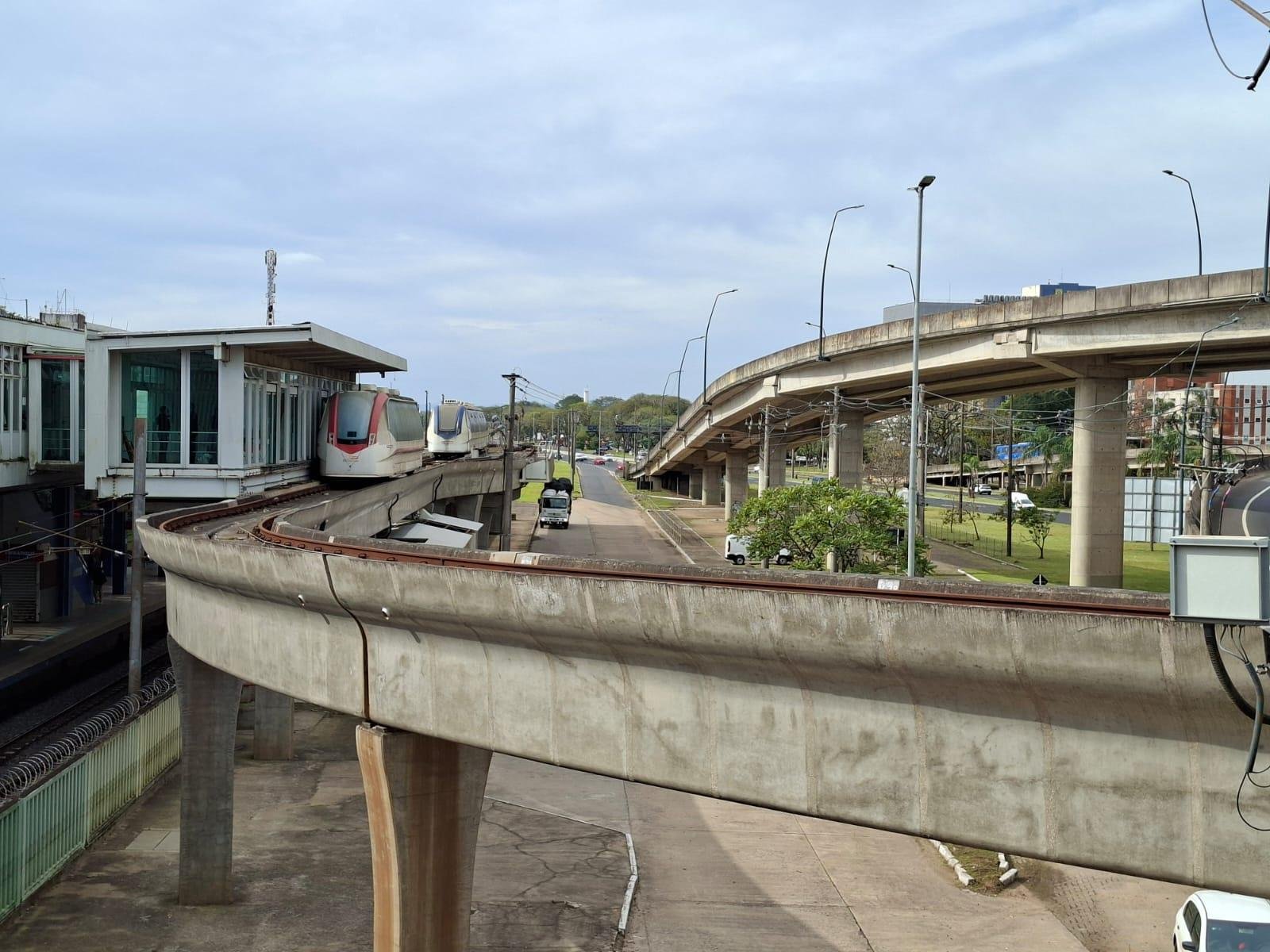 Ato de assinatura da Ordem de In&iacute;cio dos servi&ccedil;os de reconstru&ccedil;&atilde;o do sistema Aerom&oacute;vel, que conecta a Esta&ccedil;&atilde;o Aeroporto da Trensurb ao Aeroporto Internacional Salgado Filho com a presen&ccedil;a do ministro das Cidades, Ant&ocirc;nio Vladimir Moura Lima