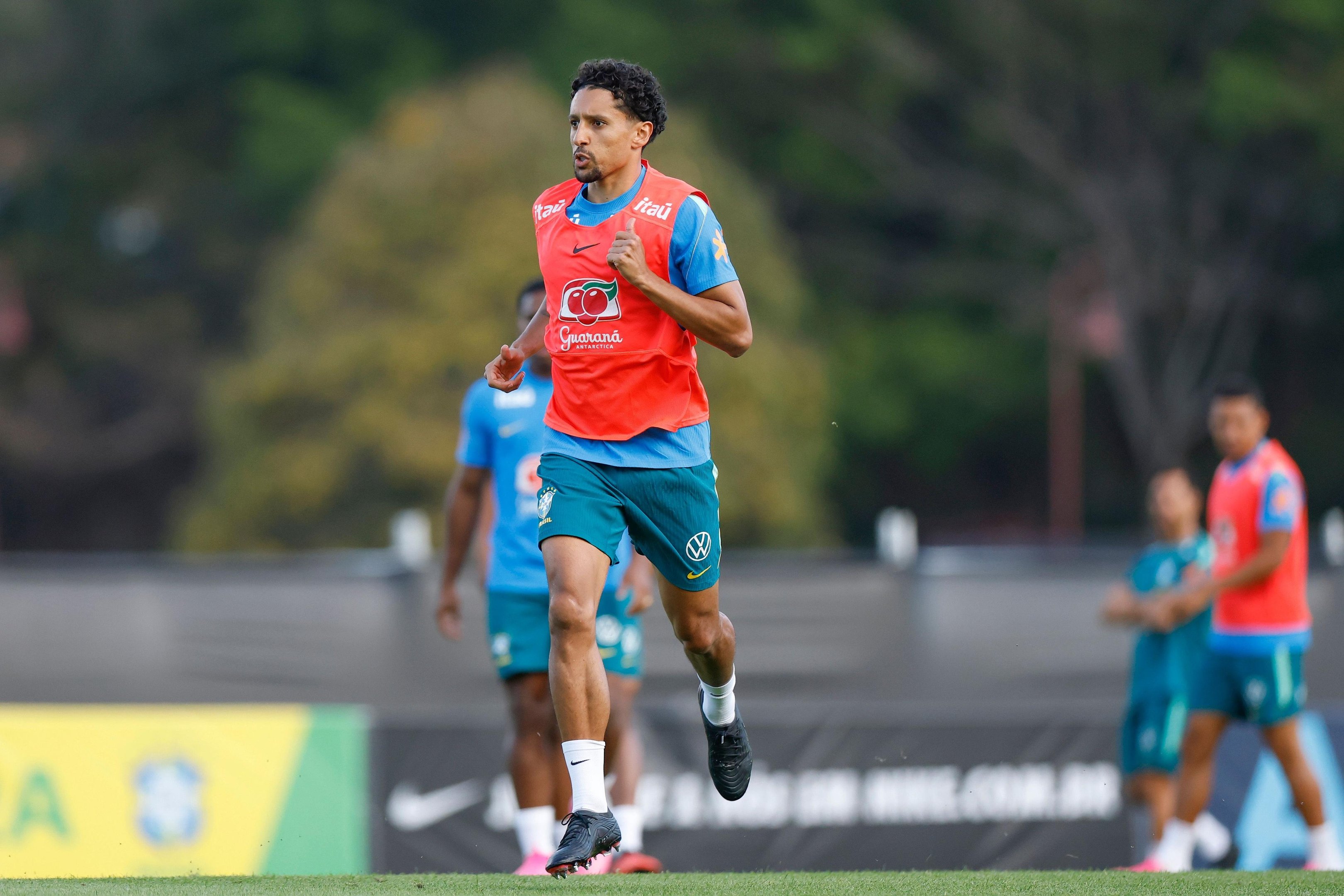 Marquinhos durante treino em Brisbane, antes do primeiro amistoso com a Austr&aacute;lia