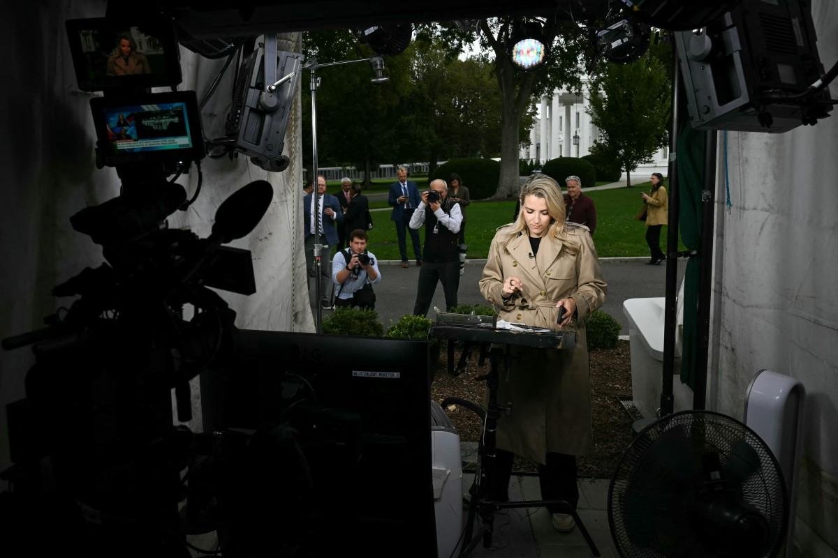 Rep&oacute;rter da CNN em &aacute;rea do lado de fora da Casa Branca