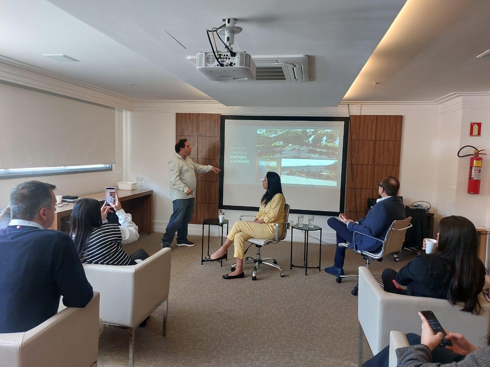 Lauro Riberio (em p&eacute;) apresentou detalhes do projeto em evento no Sindienergia-RS