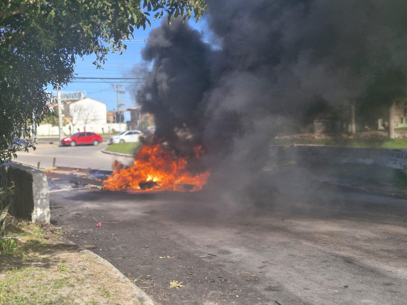 Moradores da avenida Guadalajara, na zona Norte de Pelotas, atearam fogo em pneus