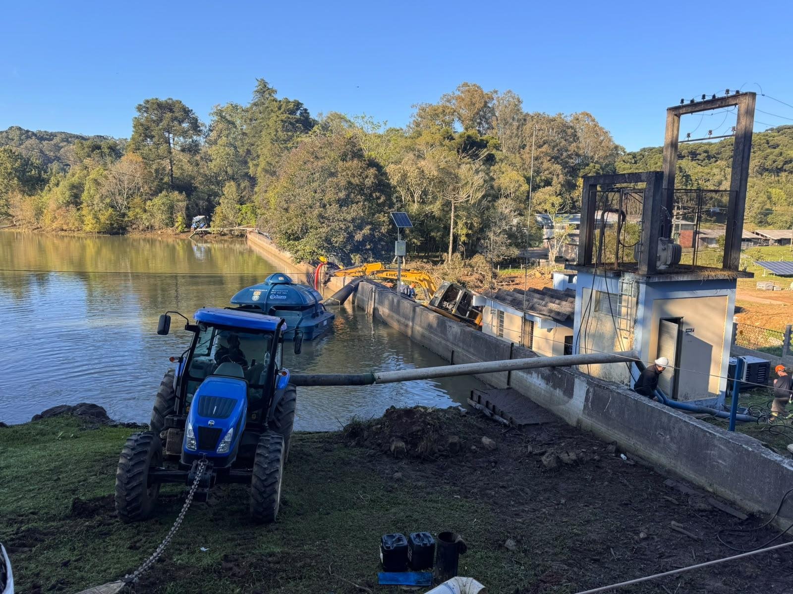 Ap&oacute;s avalia&ccedil;&otilde;es e diminui&ccedil;&atilde;o do n&iacute;vel, barragem Arroio S&atilde;o Luiz deixou a situa&ccedil;&atilde;o de emerg&ecirc;ncia e os trabalhos continuam