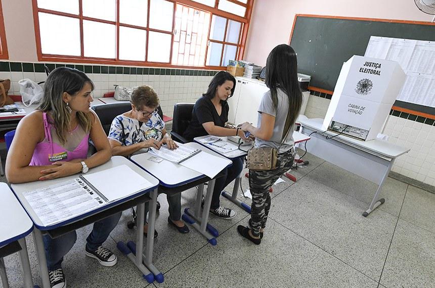 O trabalho dos mes&aacute;rios e mes&aacute;rias contribui para a agilidade, a organiza&ccedil;&atilde;o e a transpar&ecirc;ncia durante o dia da vota&ccedil;&atilde;o