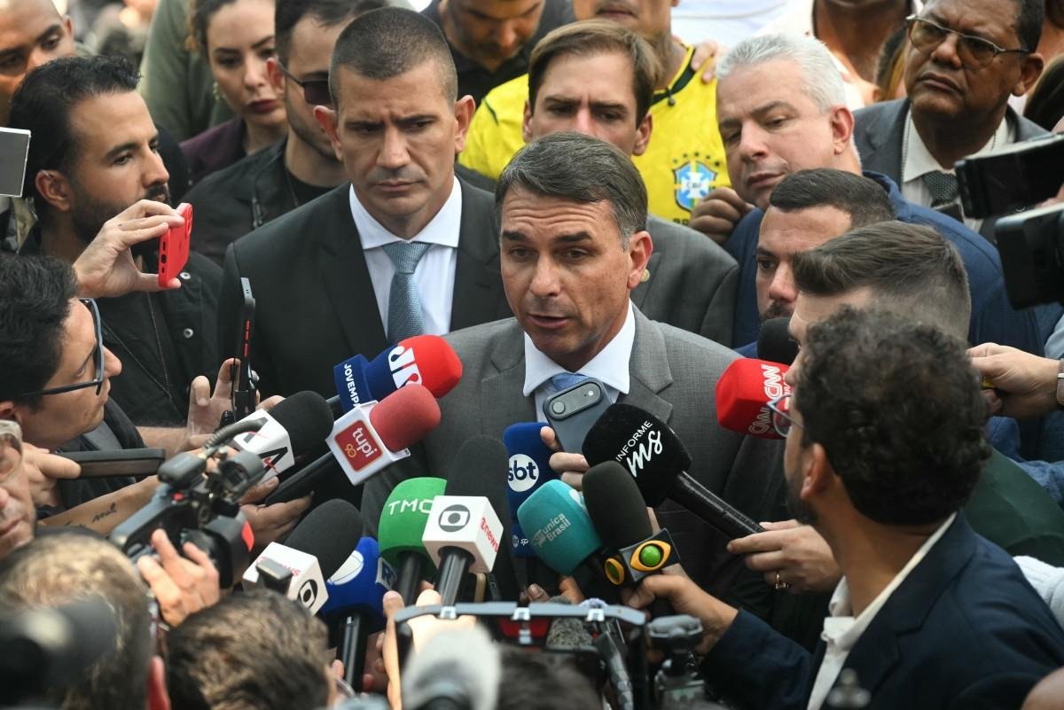 Flavio Bolsonaro fala com a imprensa ap&oacute;s uma cerim&ocirc;nia de formatura no Centro de Aperfei&ccedil;oamento e Forma&ccedil;&atilde;o de Pra&ccedil;as (CFAP), no Rio de Janeiro