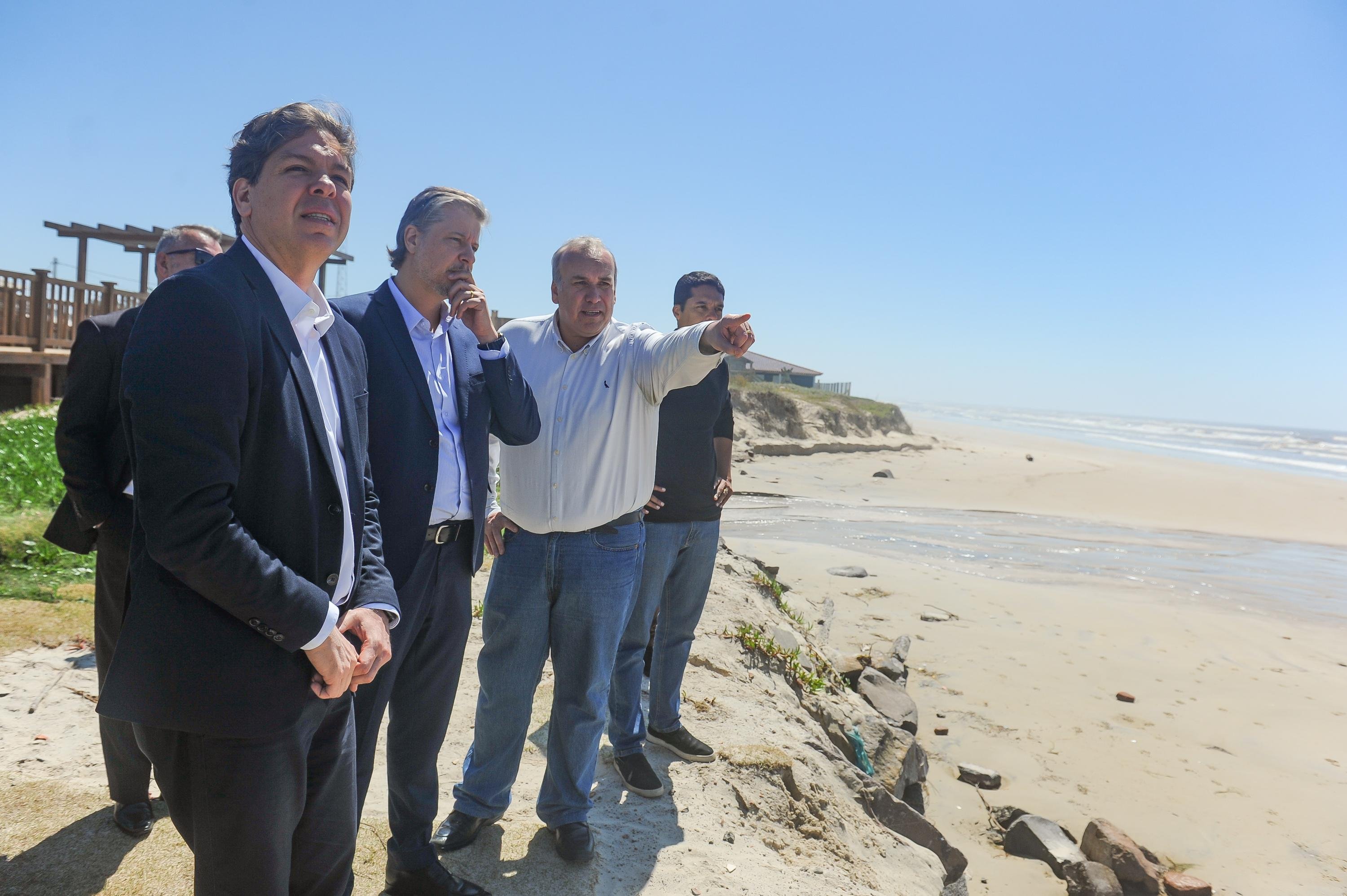 Ministro visitou as instala&ccedil;&otilde;es do projeto, onde est&atilde;o os sistemas que geram a alimenta&ccedil;&atilde;o do cabo, e conheceu o local de ancoragem na beira da praia