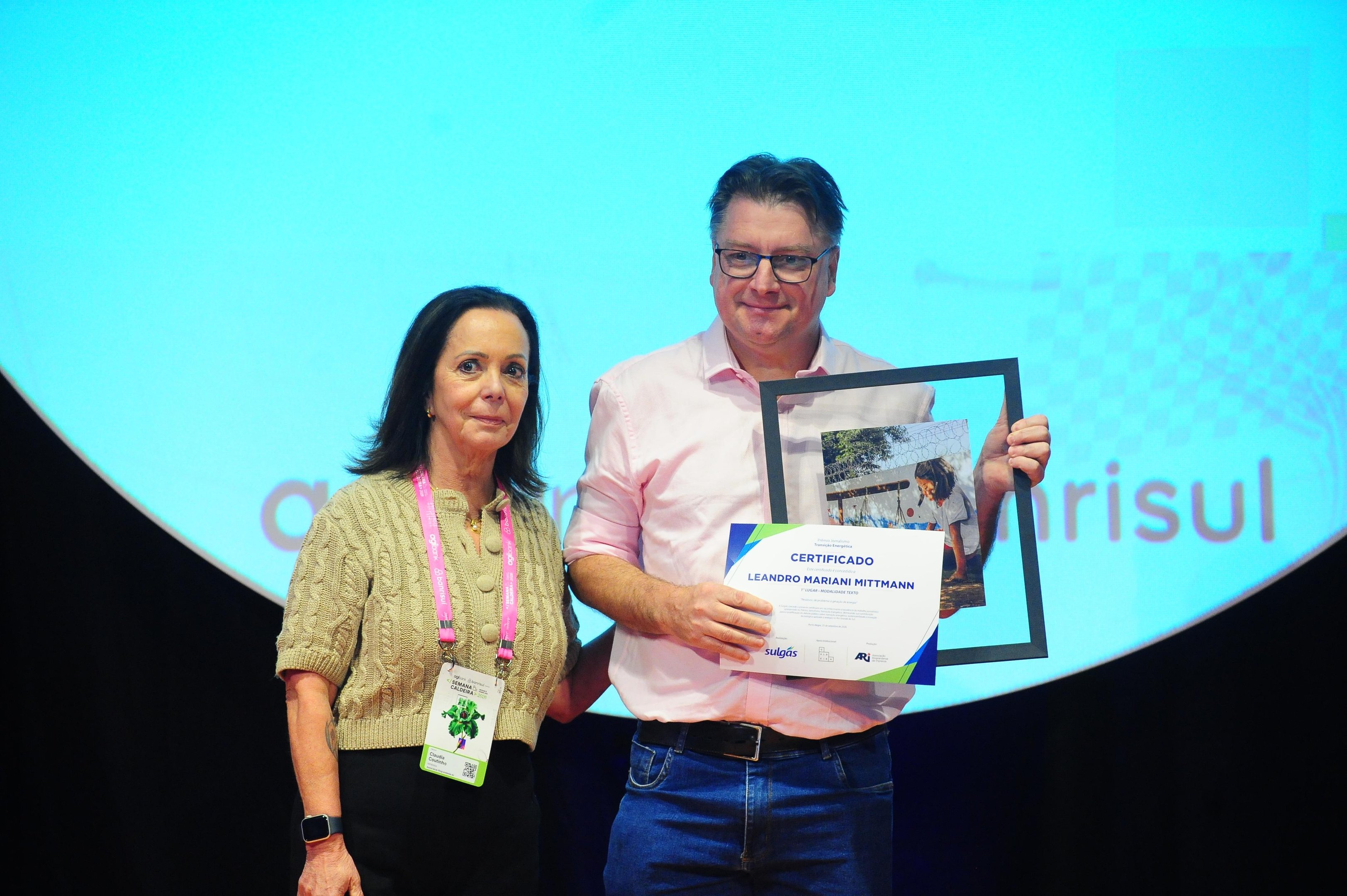 Leandro Mariani Mittmann recebeu o pr&ecirc;mio da presidente da ARI, Claudia Coutinho