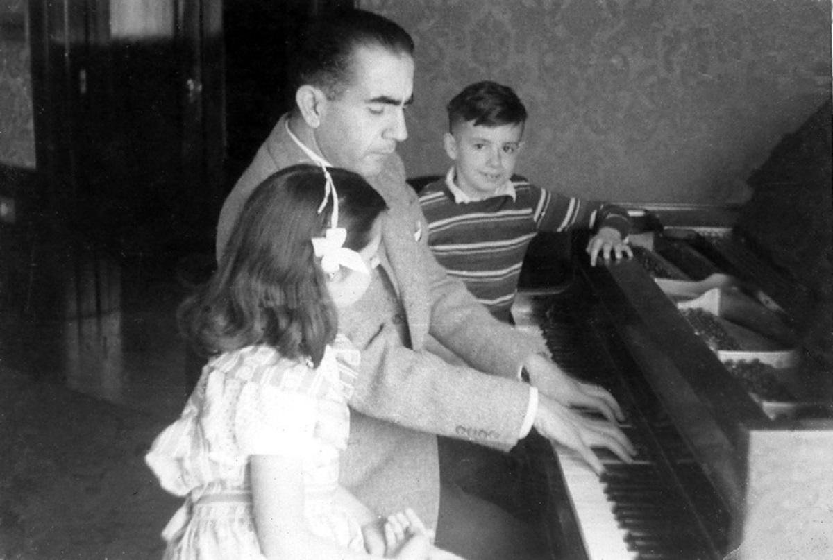 Clarissa e Luis Fernando com o pai Erico Verissimo ao piano