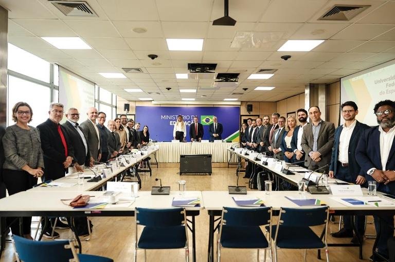 A 1&ordf; reuni&atilde;o da equipe foi realizada dia 24/9, no MEC, em Bras&iacute;lia