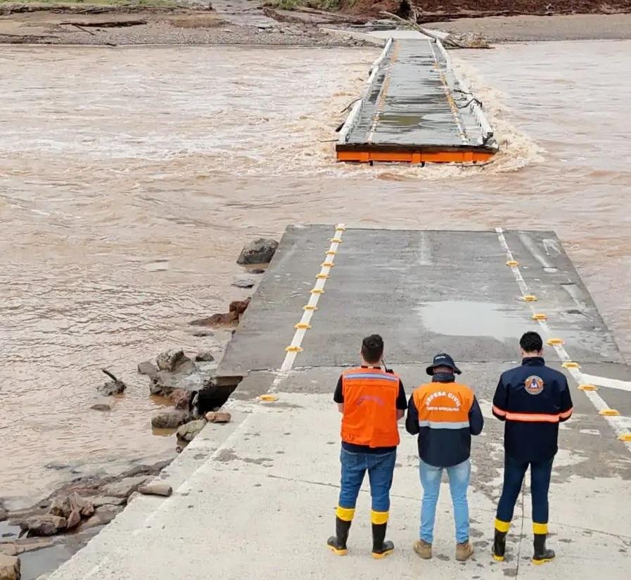 Ponte entre Bento Gon&ccedil;alves e Cotipor&atilde;o teve uma parte do tabuleiro levado pela for&ccedil;a da correnteza do Rio das Antas