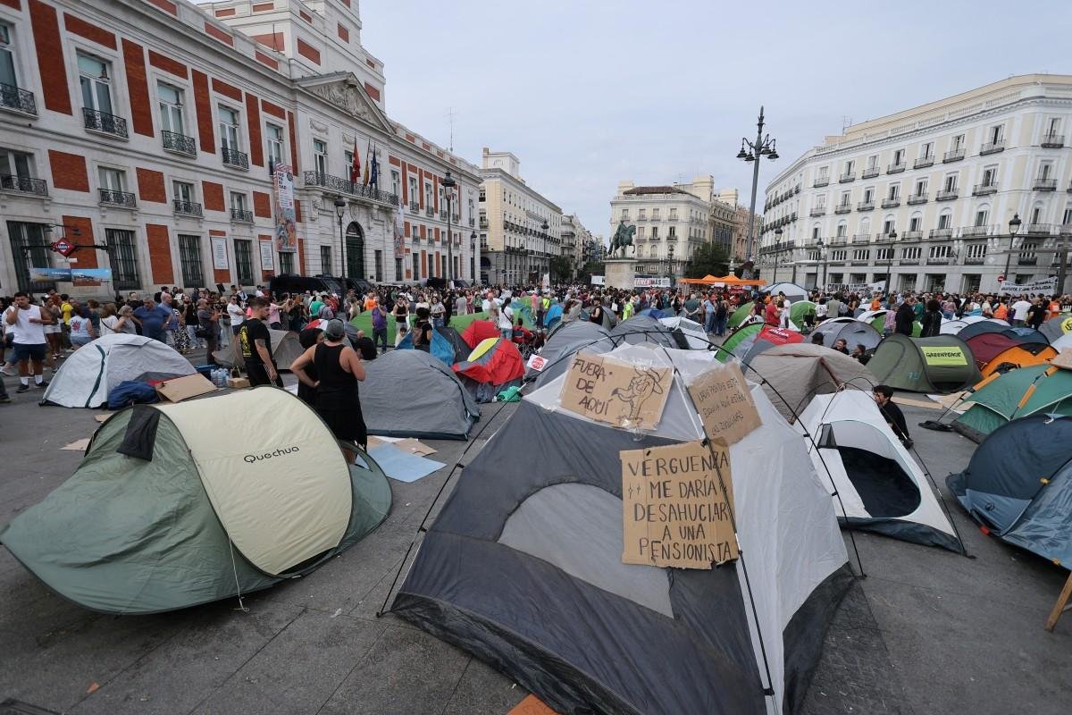 Dezenas de milhares de pessoas marcharam pelo centro da capital espanhola exigindo medidas para conter o aumento dos custos de moradia e dificultar os despejos