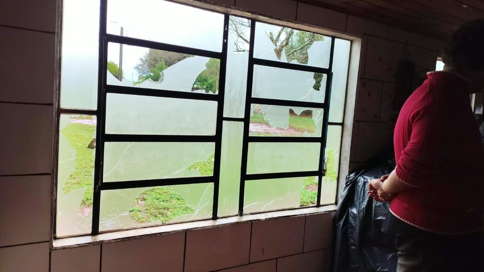Algumas pedras de granizo atingiram os vidros das casas