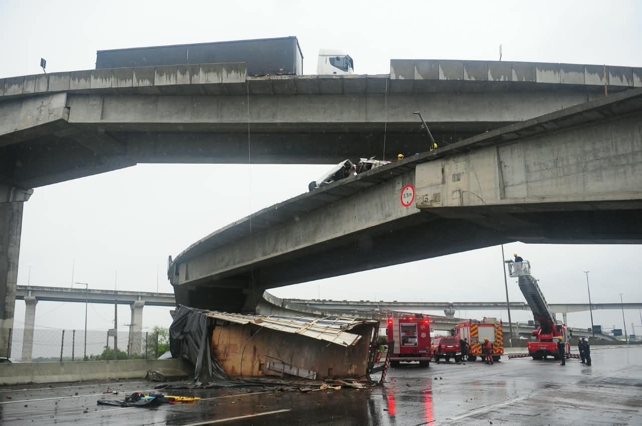 Caminh&atilde;o desaba de al&ccedil;a da nova Ponte do Gua&iacute;ba em Porto Alegre