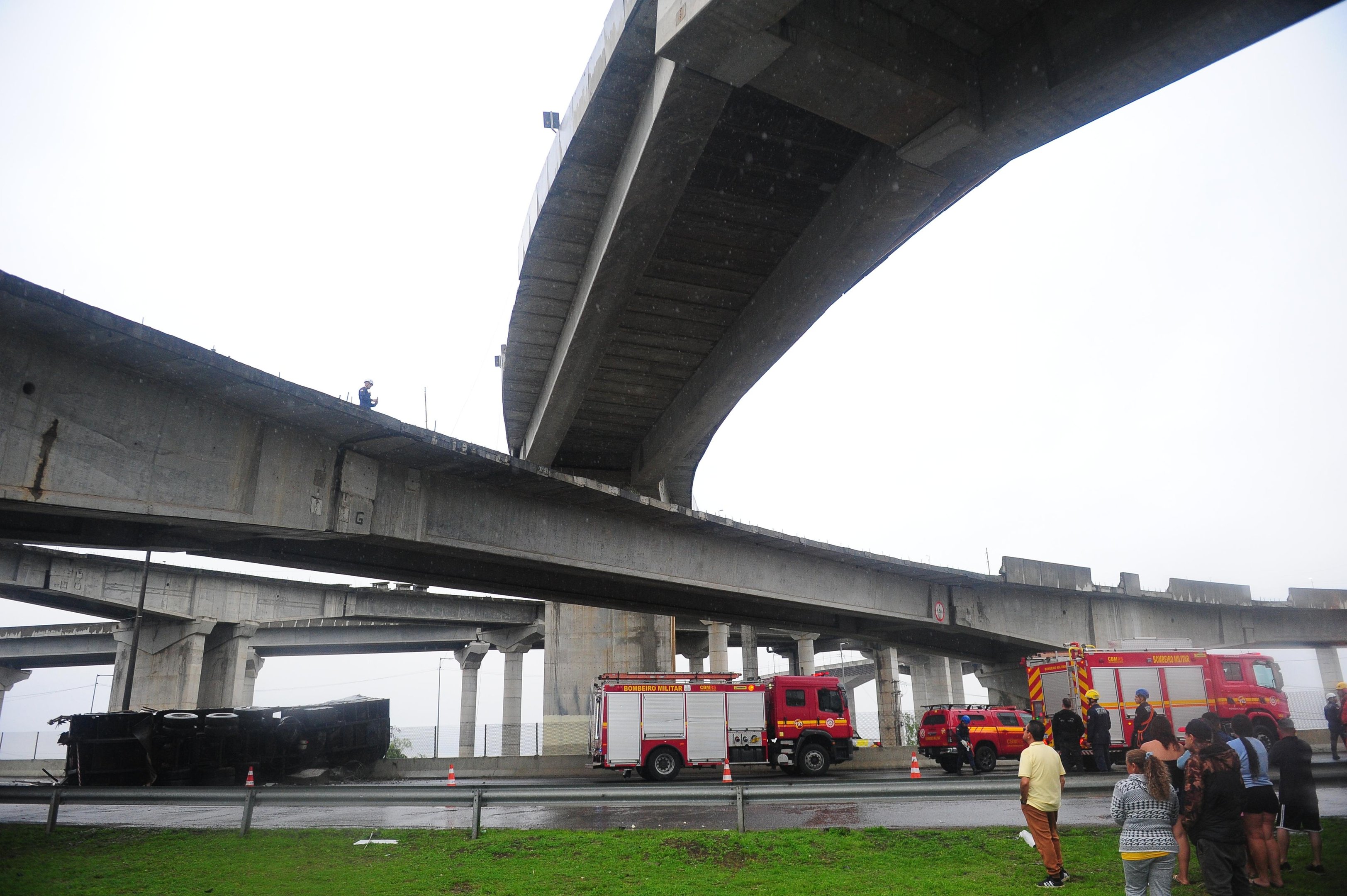 Caminh&atilde;o caiu da al&ccedil;a da nova Ponte do Gua&iacute;ba em Porto Alegre