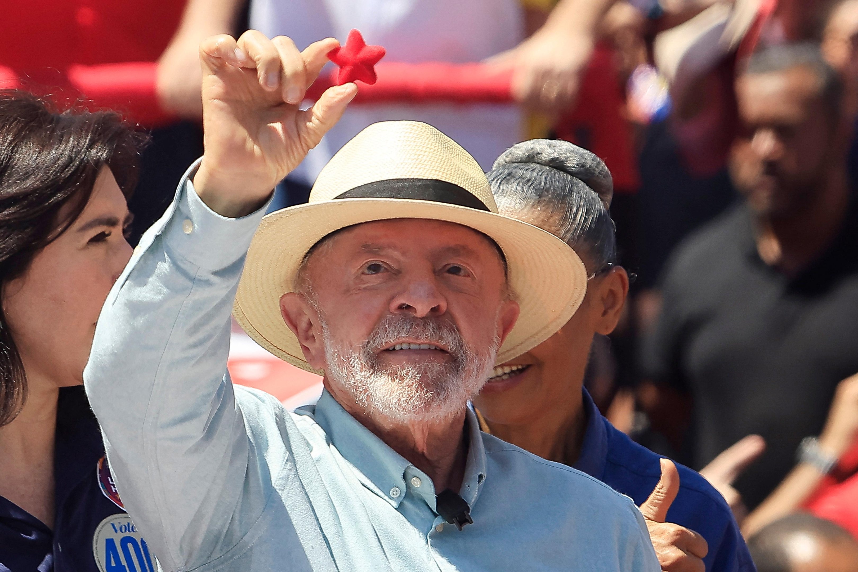Luiz In&aacute;cio Lula da Silva segura uma estrela vermelha durante um com&iacute;cio de campanha no bairro S&atilde;o Miguel Paulista, em S&atilde;o Paulo