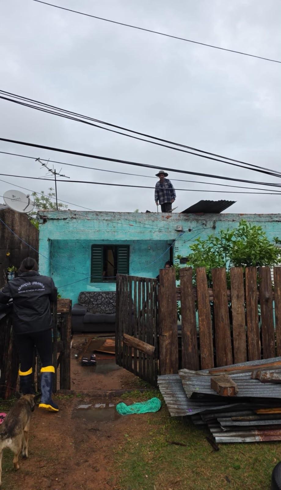 Algumas telhas, que a prefeitura tinha em estoque come&ccedil;aram a ser entregues
