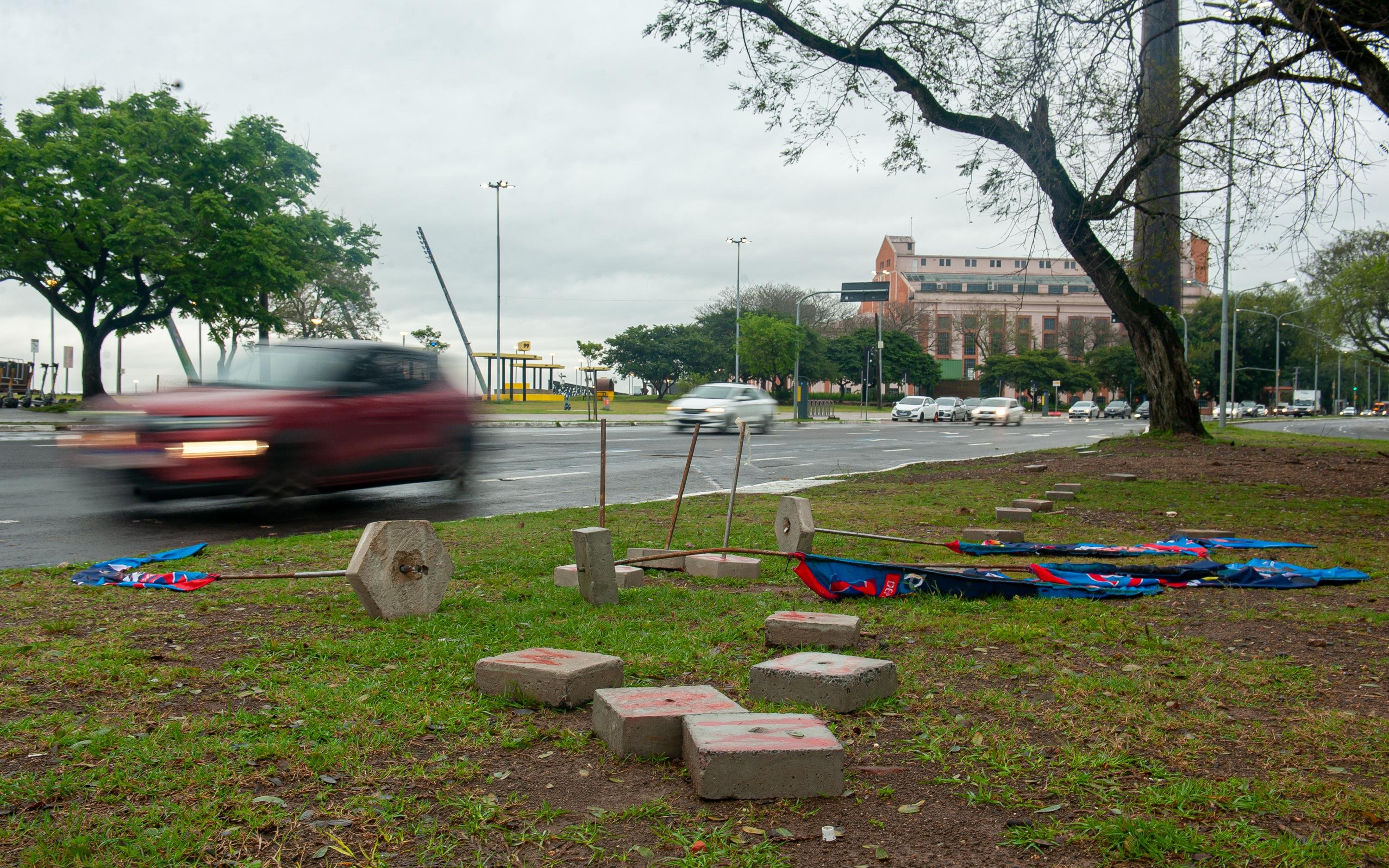 Nesta segunda-feira, h&aacute; apenas bases, de pedra ou de cimento, instaladas no ch&atilde;o