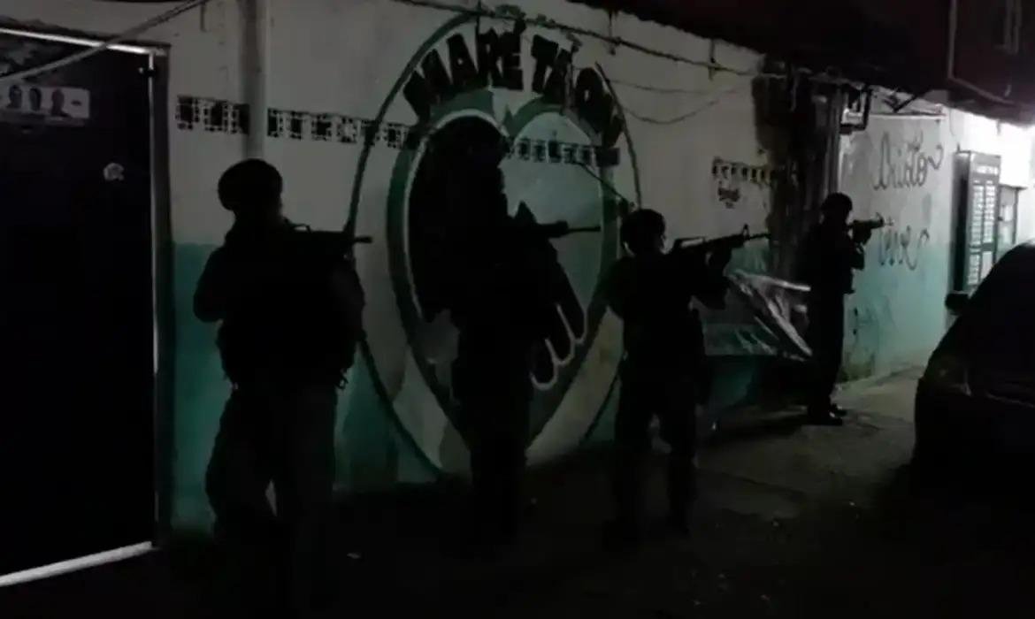 Policiais apreenderam 12 fuzis, oito pistolas, al&eacute;m de granadas, muni&ccedil;&otilde;es e carregadores