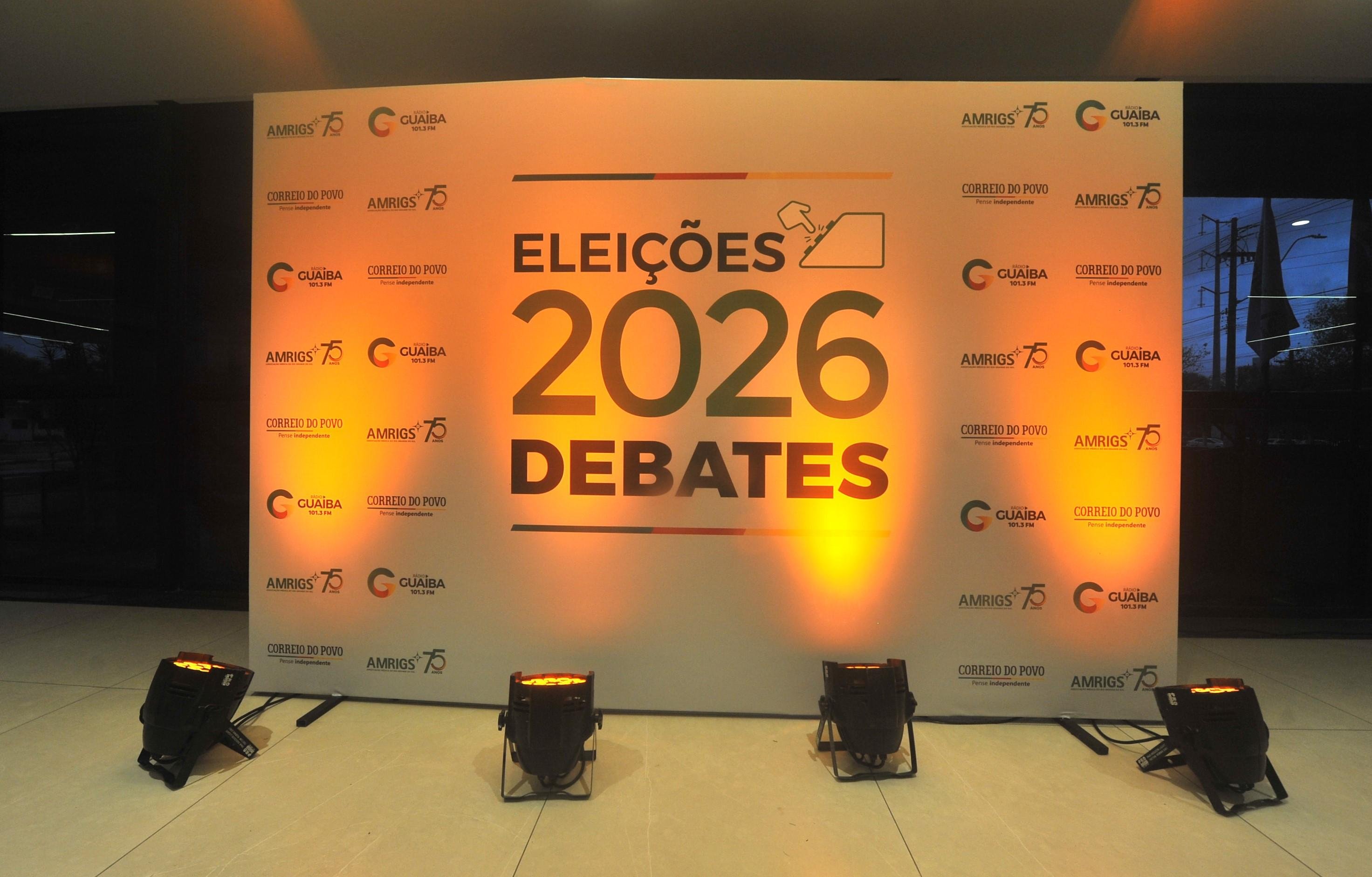 Palco no Teatro da Amrigs onde ser&aacute; o Debate para candidatos ao Senado