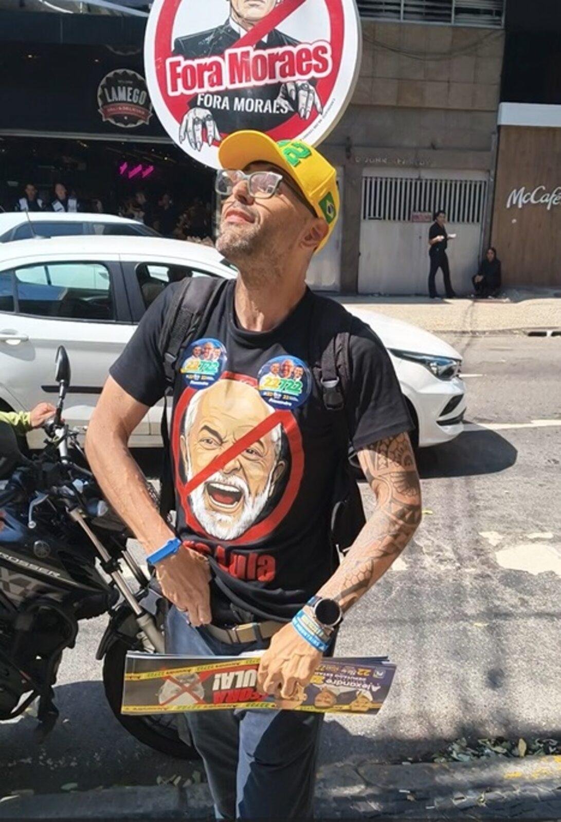 Alexandre Knoploch (PL-RJ) mostrou arma para equipe de Fl&aacute;vio Serafini (PSOL-RJ) durante com&iacute;cio na Tijuca e &eacute; denunciado &agrave; Justi&ccedil;a Eleitoral